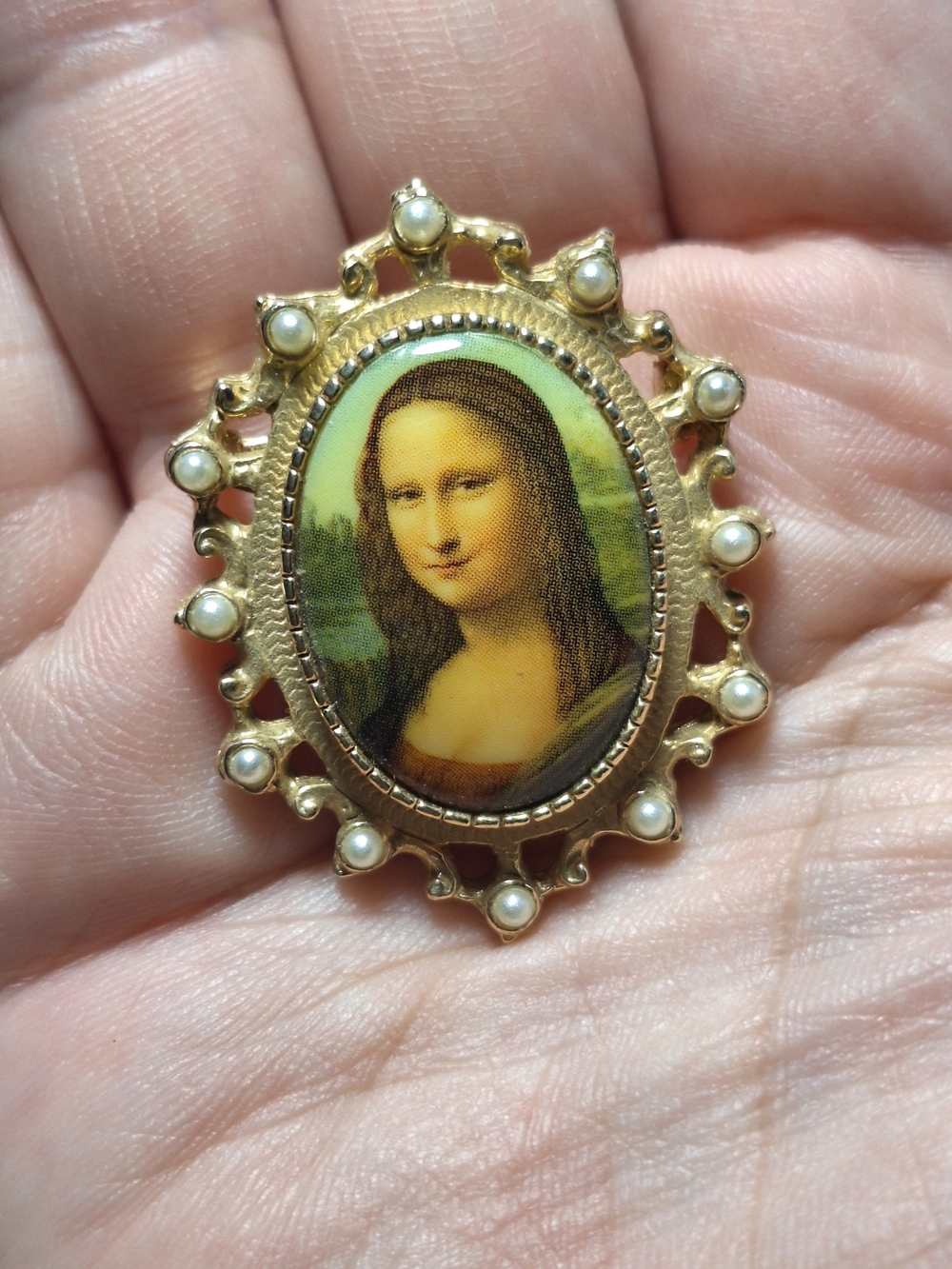 Vintage Sarah COV Gold-Tone Pearl Framed Mona Lisa Portrait Brooch